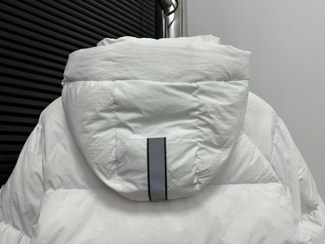 P780 【𝘾𝘼𝙉𝘼𝘿𝘼 𝙂𝙊𝙊𝙎𝙀】Canada Goose Junction/3M Reflective Black Label Parker/2602LB Ouyang Nana’s same Junction Parker is made of CORDURA@’s super-soft EnduraLuxe fabric, which enhances the durability of easy-wear parts, making it lightweight and durable. 360-degree reflective strips on the collar improve visibility in low-light environments. Features a removable hood for easy transition into warmer weather. Removable premium insulated hood adjusts both ways Sizes: XS-XxL